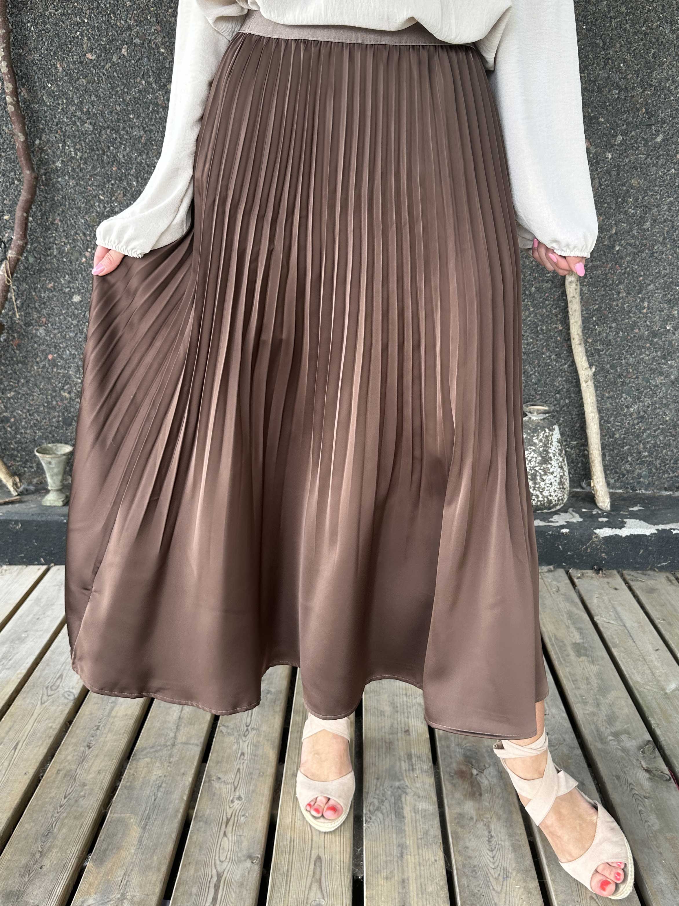 Aglaia - Sød plisseret nederdel i shiny stof